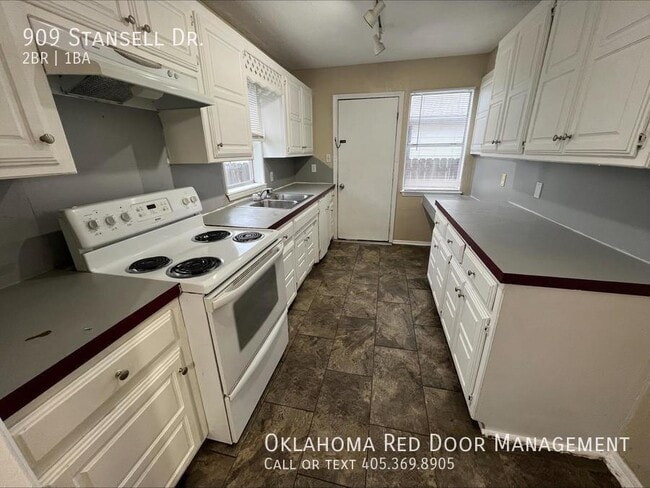 Building Photo - 909 Stansell Dr