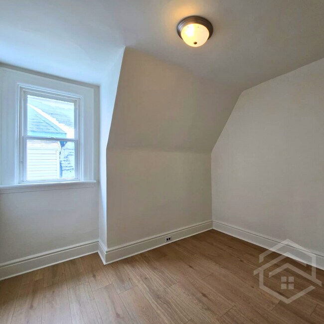 Building Photo - 2-Bedroom Available in London!!