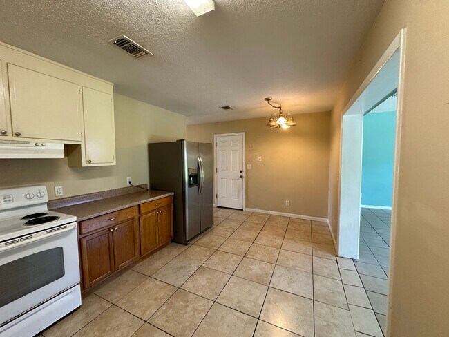 Building Photo - 3 bedroom 2 bath home located in the heart...