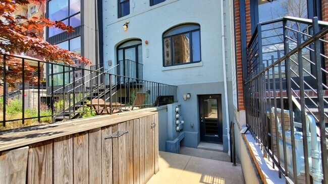 Foto del edificio - Amazing 2 Bedroom, 2 Full Bathroom 14th St Apartment with Secure Parking!