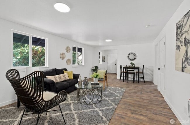 Building Photo - 114 N Gold St