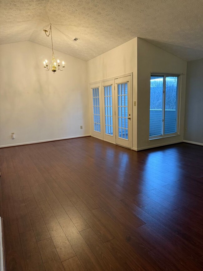 Building Photo - Spacious Two Bedroom Condo