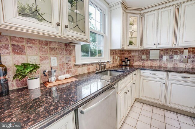 Foto del edificio - 1408 Foxhall Rd NW