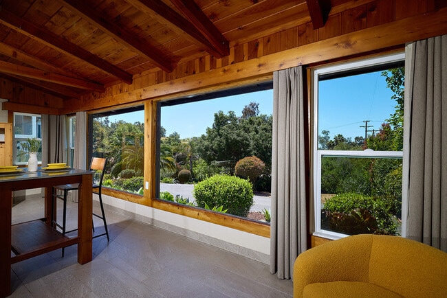 Foto del edificio - 2136 Foothill Dr