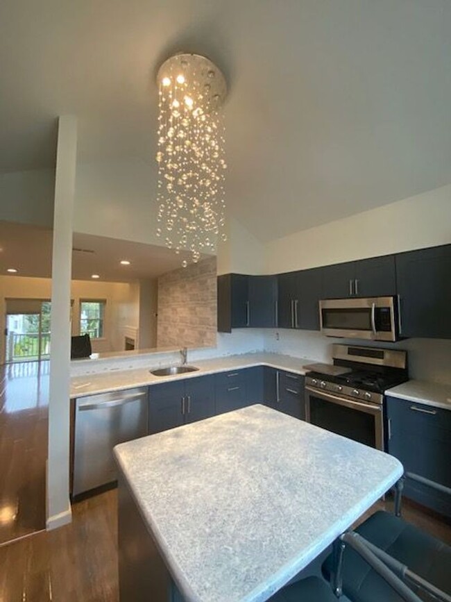 Building Photo - Two Bedroom Three Bathroom Condo in Hollan...