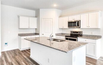 Building Photo - 720 Holly St