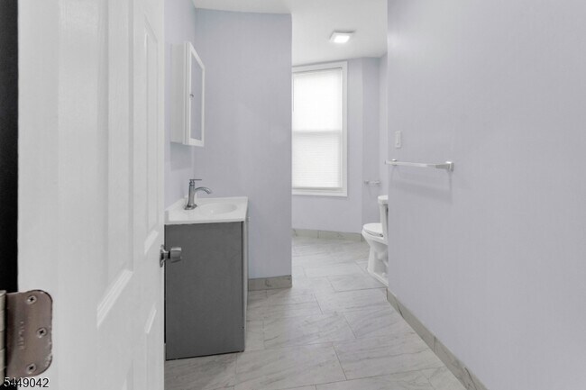 Foto del edificio - 100 Haledon Ave