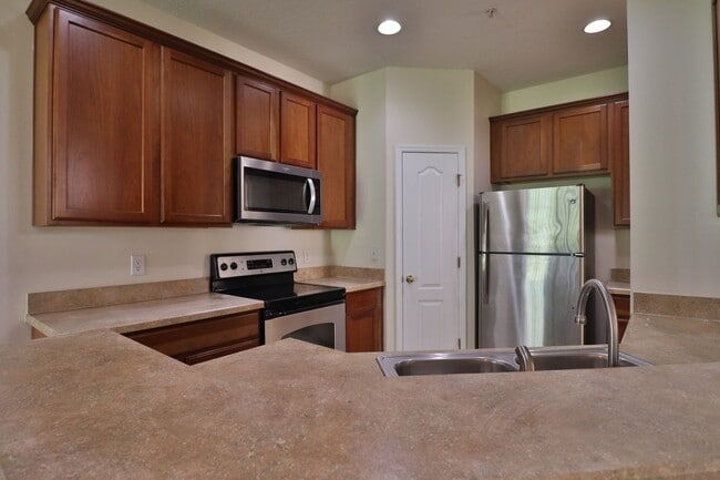Building Photo - 3/2.5/2 Town Home in gated community with ...