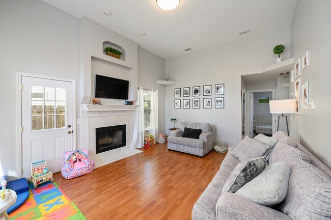 Foto del edificio - 1221 Charleston Cir