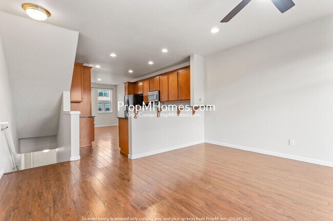 Foto del edificio - 2-Bedroom Townhome in the Progress Ridge Area – Sleek Finishes, Private Balcony, and Garage!
