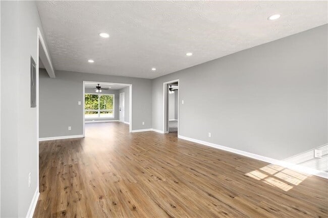 Building Photo - 5 bedroom/2bathroom home available 9/15 to...