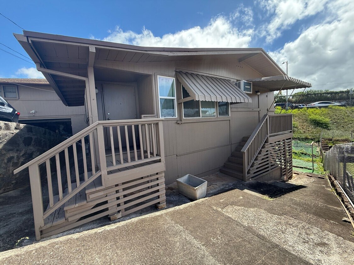 Foto principal - Aiea 3-bedroom 2 bath with 1 assigned parking