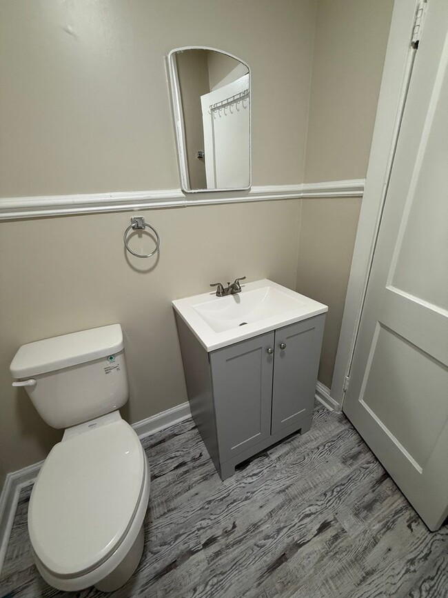 Building Photo - One bedroom, 1 bath duplex in Gibsonville