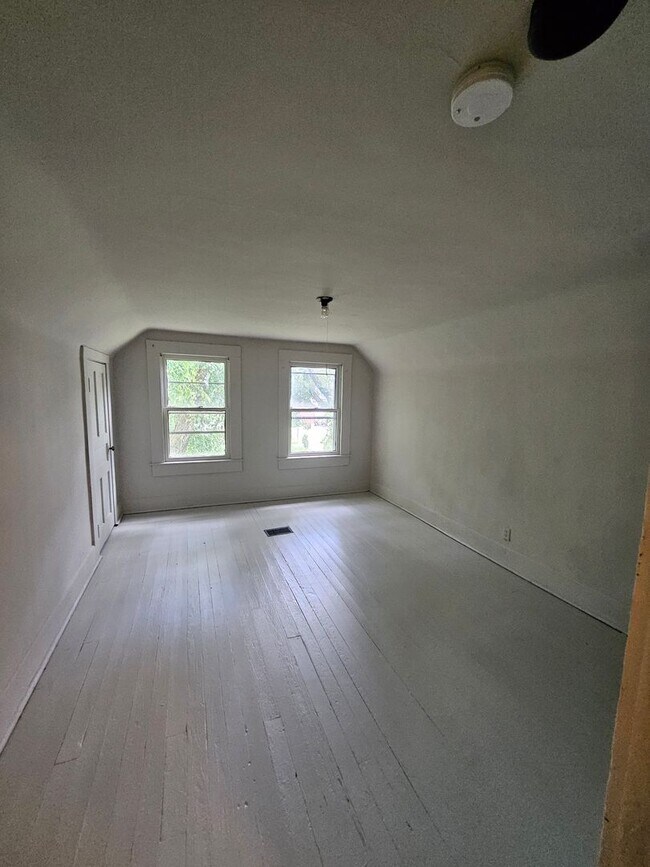 Foto del edificio - 4 bed 1 bath home