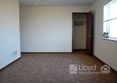 Building Photo - 651 Maple Ln