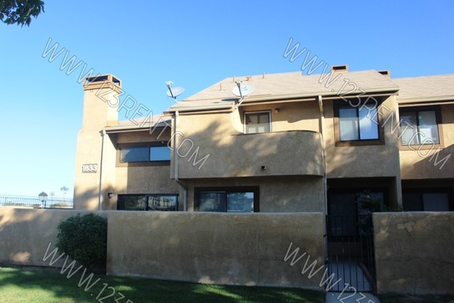 Building Photo - 2BD/ 2 BTH TOWNHOUSE EAST LANCASTER