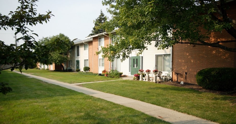 Pepperwood Apartments & Townhomes Rentals Mayfield Heights, OH