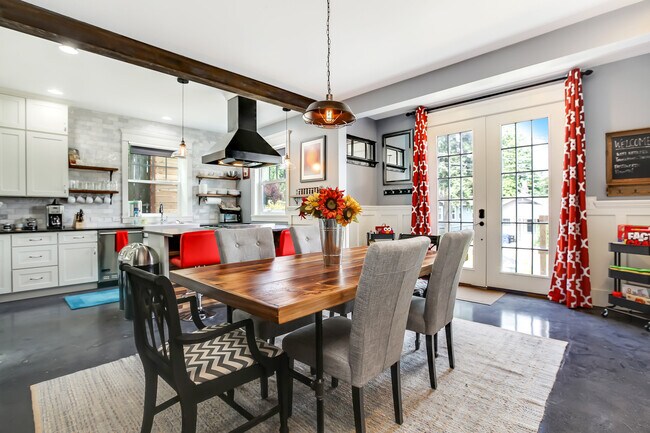 Área de comedor - 337 NE 54th St