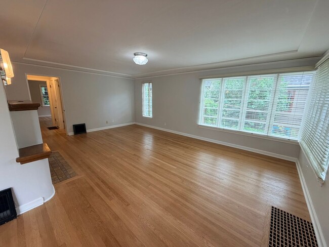 Building Photo - 2Bed/1.5 Bath Hawthorne District Bungalow