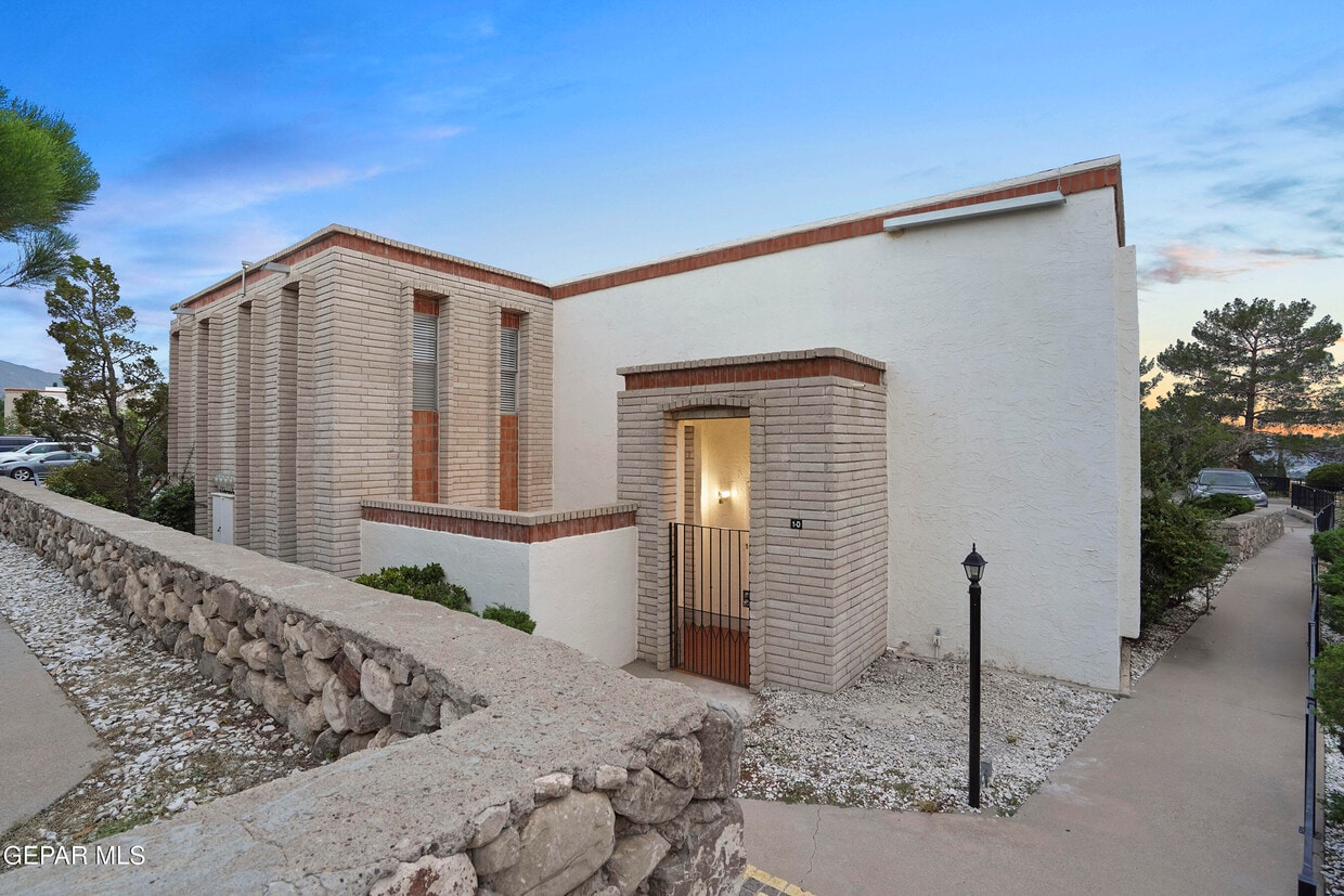 Foto principal - 6201 Escondido Dr