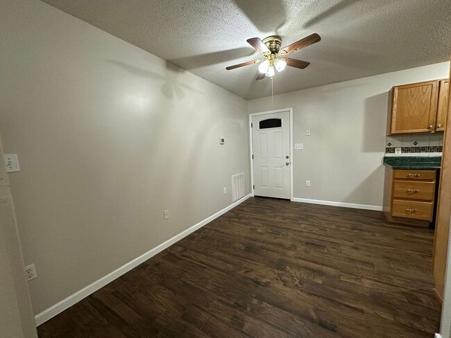 Building Photo - Peaceful Single-Level Living in a Charming Kodak Neighborhood