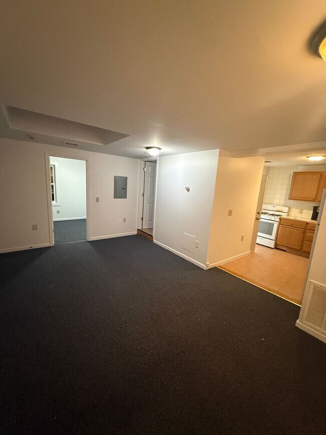 Foto del edificio - 2-Bedroom Apartment with Skylights in Adams, MA