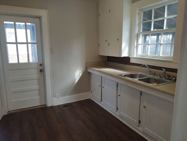 Foto del edificio - 2 bedroom 1 bath house available!  Pet fri...