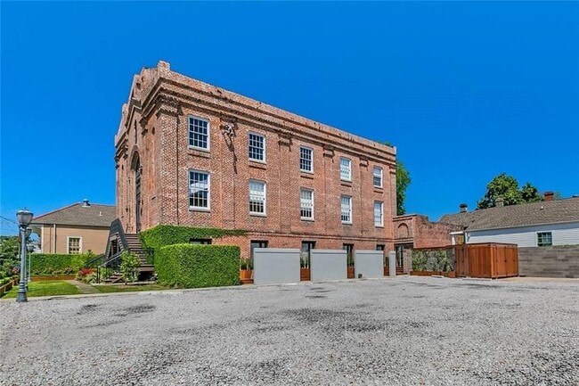 Building Photo - 709 Jackson Ave
