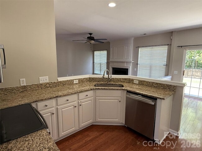 Foto del edificio - 8611 Dennington Grove Ln