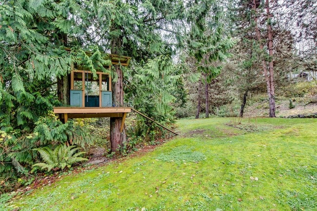 Building Photo - Beautiful Bainbridge Home