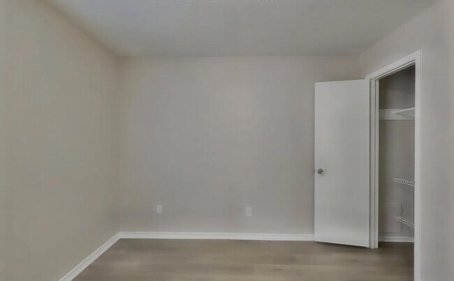 Foto del edificio - Classic Design with Room to Grow — 3-Bedroom Beauty