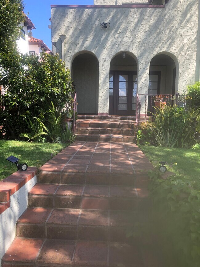 Walkway - 556 Radcliffe Ave