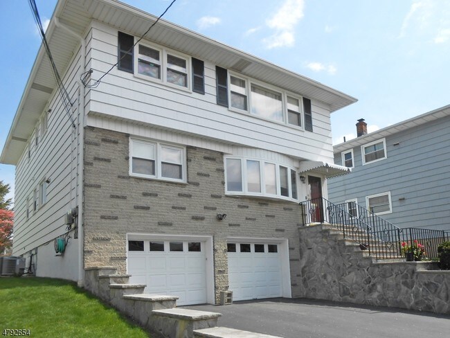 Building Photo - 215 Lakewood Dr