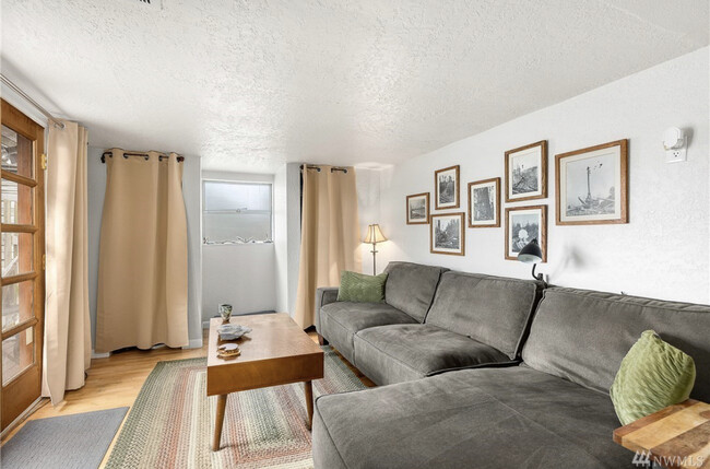 Foto del edificio - 6310 Beach Dr SW