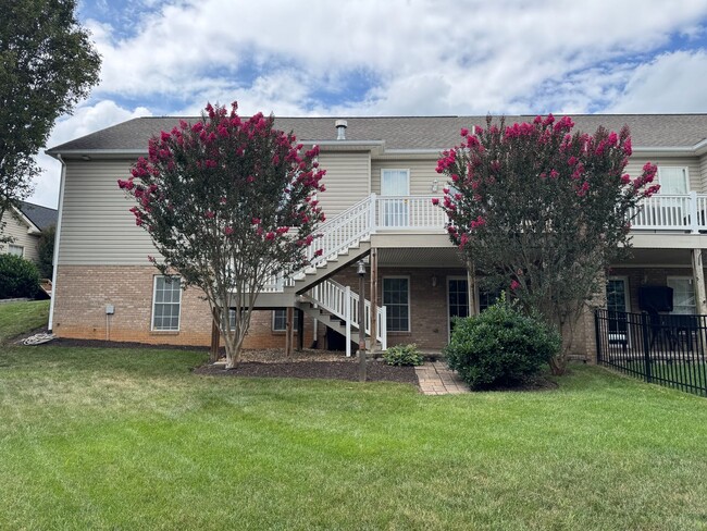 Building Photo - 4 Bedroom, 3 Bath Duplex in CrossKeys!