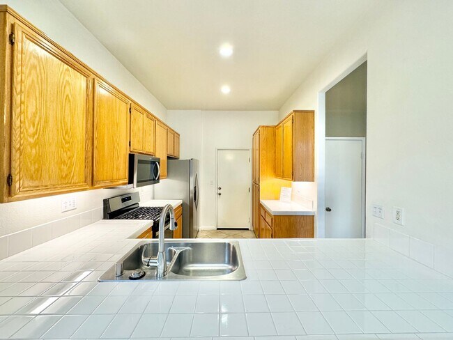 Building Photo - Beautiful 3Bd/2.5Ba available in Mira Mesa...