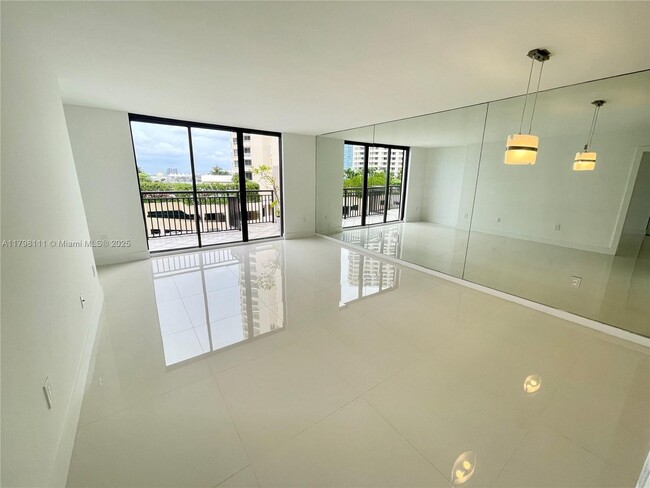 Building Photo - 540 Brickell Key Dr