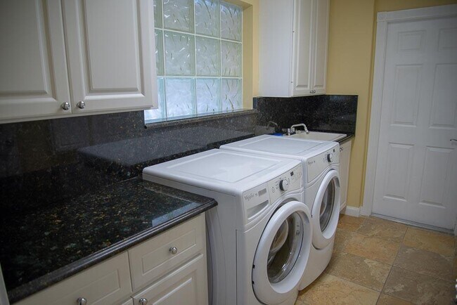 Foto del edificio - 10635 SW Hartwick Dr