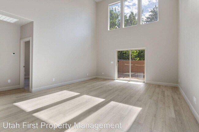Building Photo - 4 br, 2.5 bath House - 174 N 100 W Unit 2