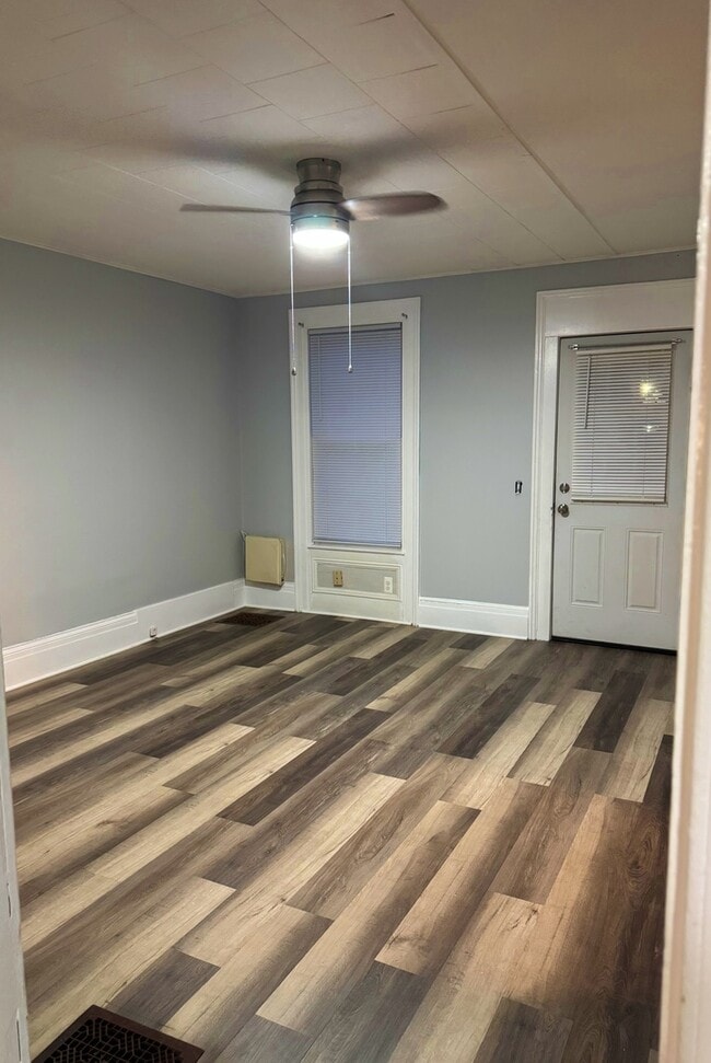 Building Photo - 318 W Hurlbut Ave