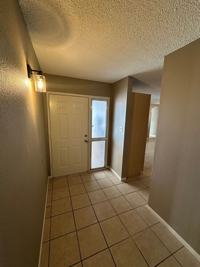 Building Photo - Great Single Story ready for move in