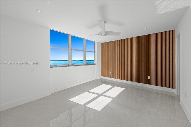 Foto del edificio - 999 Brickell Bay Dr