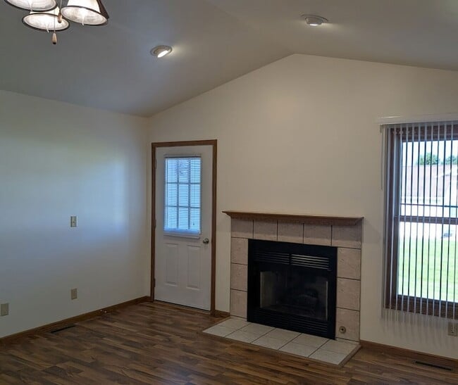 Building Photo - 709B Burgess Drive Unit B