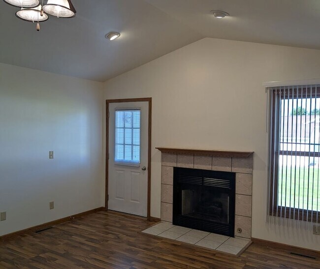 Foto del edificio - 709B Burgess Drive Unit B