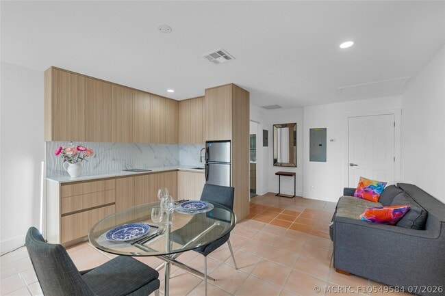 Building Photo - 307 N Highland Dr