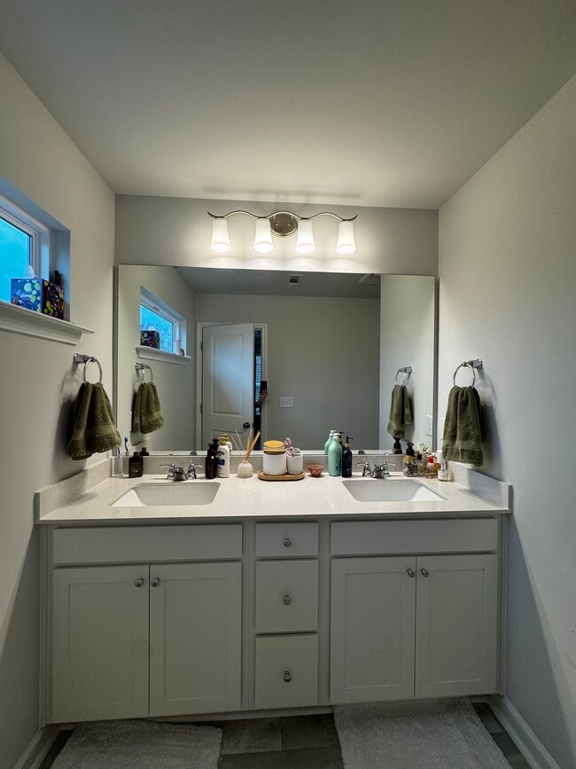 Building Photo - 811 Falls Grove Trl