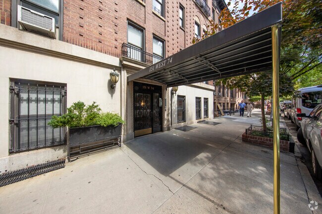 Entrada - 151 W 74th St
