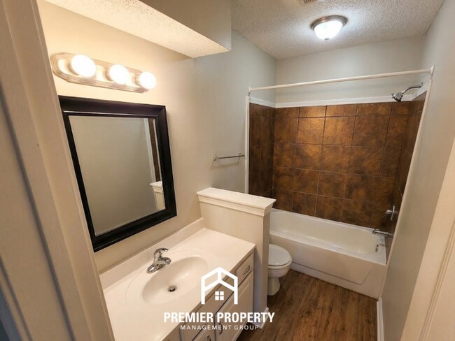 Foto del edificio - Spacious 3BR/2BA Home in 38115 | Vaulted Ceilings, 2-Car Garage & Back Deck