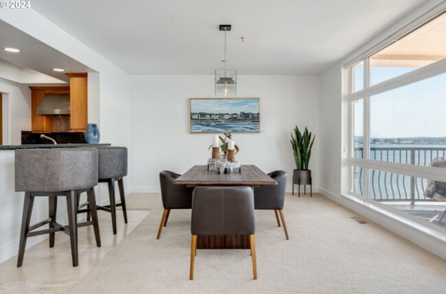 Foto del edificio - Elegant Riverfront Condo with Panoramic Views & Modern Comforts in Vancouver, WA