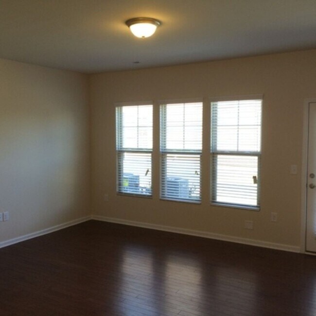 Foto del edificio - 111 Tuftin Dr